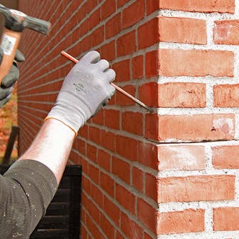 Sprekk i mur: Steinen fjernes Sprekk i mur: Steinen fjernes